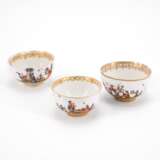 THREE PORCELAIN TEA BOWLS WITH CONTINOUS CHINOISERIES - Foto 1