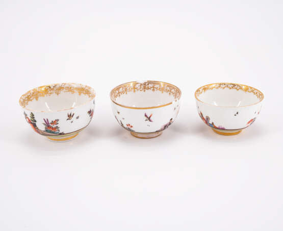 THREE PORCELAIN TEA BOWLS WITH CONTINOUS CHINOISERIES - photo 2
