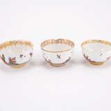 THREE PORCELAIN TEA BOWLS WITH CONTINOUS CHINOISERIES - фото 2