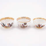 THREE PORCELAIN TEA BOWLS WITH CONTINOUS CHINOISERIES - photo 3