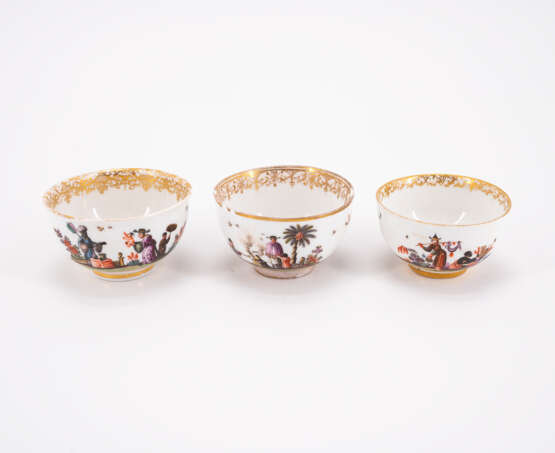 THREE PORCELAIN TEA BOWLS WITH CONTINOUS CHINOISERIES - photo 3