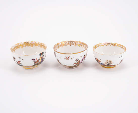 THREE PORCELAIN TEA BOWLS WITH CONTINOUS CHINOISERIES - photo 4