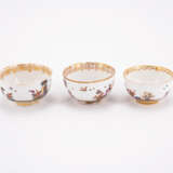THREE PORCELAIN TEA BOWLS WITH CONTINOUS CHINOISERIES - фото 4