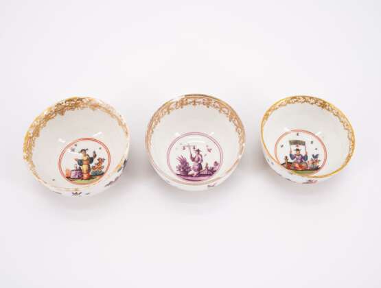 THREE PORCELAIN TEA BOWLS WITH CONTINOUS CHINOISERIES - Foto 5