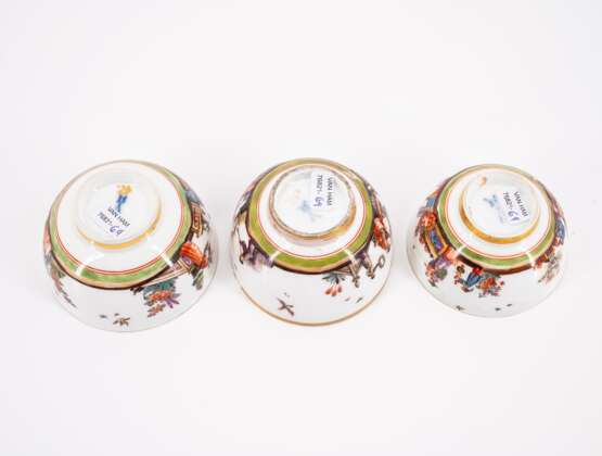 THREE PORCELAIN TEA BOWLS WITH CONTINOUS CHINOISERIES - Foto 6