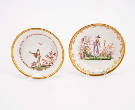 ONE PORCELAIN TEA BOWL AND TWO SAUCERS WITH CHINOISERIES - фото 2