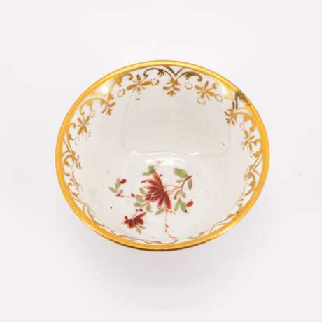 ONE PORCELAIN TEA BOWL AND TWO SAUCERS WITH CHINOISERIES - фото 6