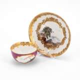 PORCELAIN TEA BOWL AND SAUCER WITH PURPLE GROUND AND LANDSCAPE CARTOUCHES - Foto 1