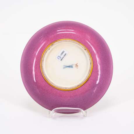 PORCELAIN TEA BOWL AND SAUCER WITH PURPLE GROUND AND LANDSCAPE CARTOUCHES - Foto 2