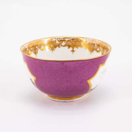 PORCELAIN TEA BOWL AND SAUCER WITH PURPLE GROUND AND LANDSCAPE CARTOUCHES - Foto 3