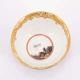 PORCELAIN TEA BOWL AND SAUCER WITH PURPLE GROUND AND LANDSCAPE CARTOUCHES - Foto 6