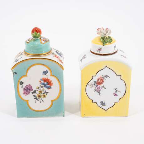 TWO PORCELAIN TEA CADDIES WITH GROUND AND FLOWER RESERVES - photo 3