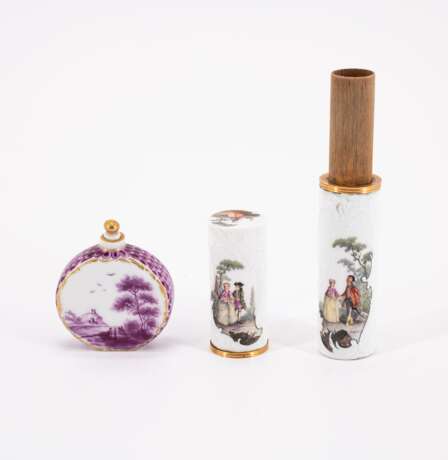 TWO PORCELAIN CUPS & SAUCERS WITH PURPLE PAINTING AND A CIGAR TUBE WITH GALLANT SCENES - Foto 7