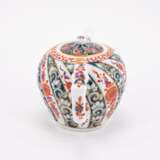 PORCELAIN TEA POT WITH STRIPED DECOR IN THE STYLE OF EAST ASIAN 'BROCADE WARE' - Foto 1