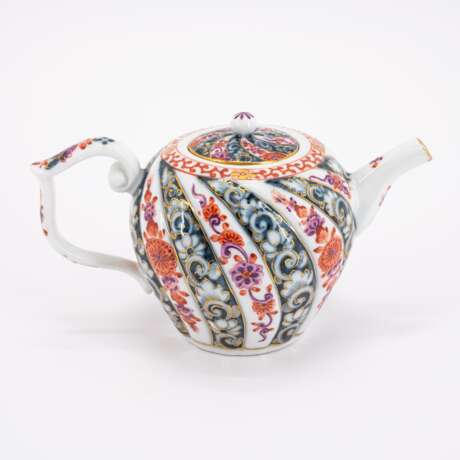 PORCELAIN TEA POT WITH STRIPED DECOR IN THE STYLE OF EAST ASIAN 'BROCADE WARE' - photo 2