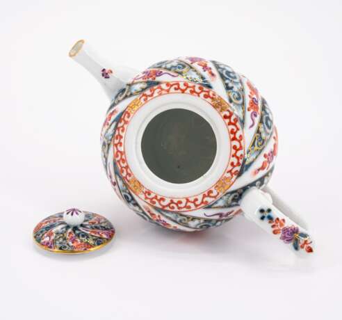 PORCELAIN TEA POT WITH STRIPED DECOR IN THE STYLE OF EAST ASIAN 'BROCADE WARE' - Foto 4