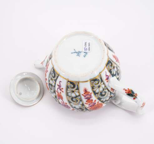 PORCELAIN TEA POT WITH STRIPED DECOR IN THE STYLE OF EAST ASIAN 'BROCADE WARE' - Foto 5