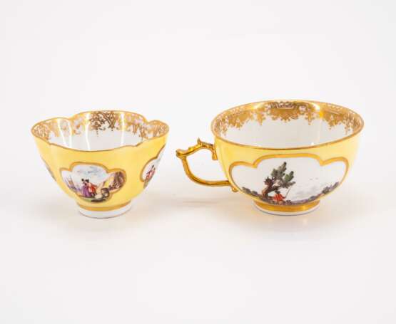 PORCELAIN CUP WITH HANDLE AND SAUCER WITH LANDSCAPE CARTOUCHES AND YELLOW GROUND & MATCHING TEA BOWL AND SAUCER WITH MERCHANT NAVY SCENES AND YELLOW GROUND - Foto 3