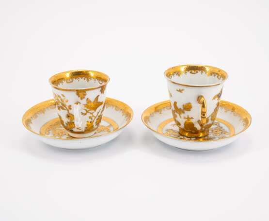 TWO PORCELAIN TEA BOWLS AND SAUCERS & TWO PORCELAIN BEAKERS AND SAUCERS WITH DECORATED-OVER GOLDEN CHINOISERIES - фото 3