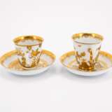 TWO PORCELAIN TEA BOWLS AND SAUCERS & TWO PORCELAIN BEAKERS AND SAUCERS WITH DECORATED-OVER GOLDEN CHINOISERIES - фото 3