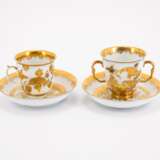 TWO PORCELAIN TEA BOWLS AND SAUCERS & TWO PORCELAIN BEAKERS AND SAUCERS WITH DECORATED-OVER GOLDEN CHINOISERIES - photo 4