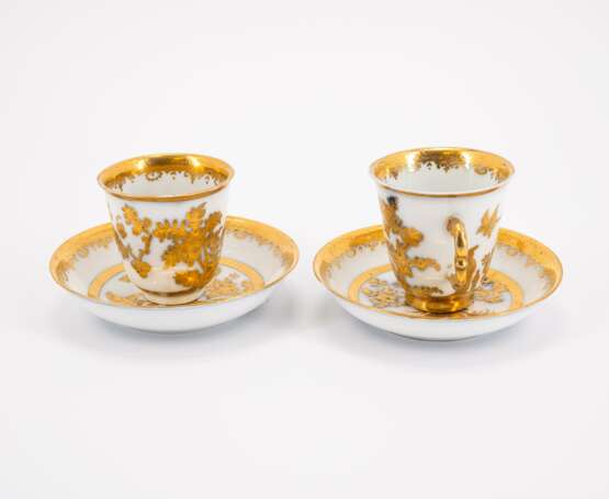 TWO PORCELAIN TEA BOWLS AND SAUCERS & TWO PORCELAIN BEAKERS AND SAUCERS WITH DECORATED-OVER GOLDEN CHINOISERIES - photo 5