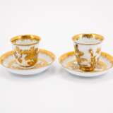 TWO PORCELAIN TEA BOWLS AND SAUCERS & TWO PORCELAIN BEAKERS AND SAUCERS WITH DECORATED-OVER GOLDEN CHINOISERIES - photo 5