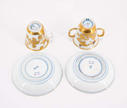 TWO PORCELAIN TEA BOWLS AND SAUCERS & TWO PORCELAIN BEAKERS AND SAUCERS WITH DECORATED-OVER GOLDEN CHINOISERIES - Foto 7
