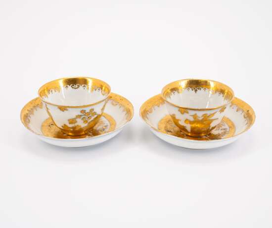 TWO PORCELAIN TEA BOWLS AND SAUCERS & TWO PORCELAIN BEAKERS AND SAUCERS WITH DECORATED-OVER GOLDEN CHINOISERIES - photo 8