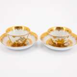 TWO PORCELAIN TEA BOWLS AND SAUCERS & TWO PORCELAIN BEAKERS AND SAUCERS WITH DECORATED-OVER GOLDEN CHINOISERIES - Foto 8