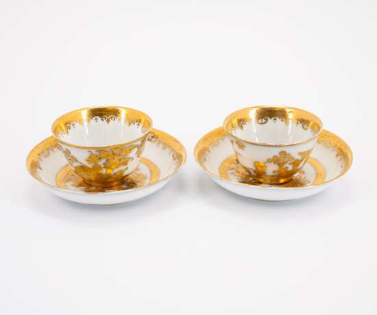 TWO PORCELAIN TEA BOWLS AND SAUCERS & TWO PORCELAIN BEAKERS AND SAUCERS WITH DECORATED-OVER GOLDEN CHINOISERIES - Foto 9