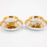 TWO PORCELAIN TEA BOWLS AND SAUCERS & TWO PORCELAIN BEAKERS AND SAUCERS WITH DECORATED-OVER GOLDEN CHINOISERIES - фото 9