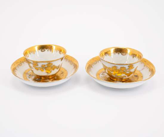 TWO PORCELAIN TEA BOWLS AND SAUCERS & TWO PORCELAIN BEAKERS AND SAUCERS WITH DECORATED-OVER GOLDEN CHINOISERIES - Foto 10