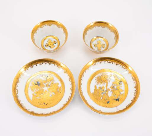 TWO PORCELAIN TEA BOWLS AND SAUCERS & TWO PORCELAIN BEAKERS AND SAUCERS WITH DECORATED-OVER GOLDEN CHINOISERIES - фото 11