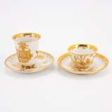 PORCELAIN TEA BOWL & BEAKER AND SAUCERS WITH GOLDEN CHINOISERIES - Foto 2