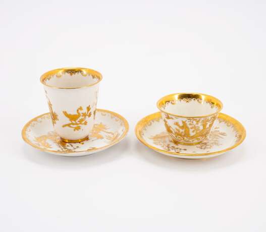 PORCELAIN TEA BOWL & BEAKER AND SAUCERS WITH GOLDEN CHINOISERIES - Foto 3