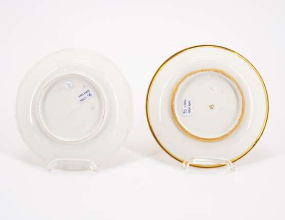 PORCELAIN TEA BOWL & BEAKER AND SAUCERS WITH GOLDEN CHINOISERIES - Foto 8