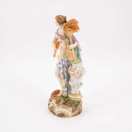 PORCELAIN ALLEGORY OF SUMMER WITH LARGE BUNDLE OF EARS, SICKLE AND CROWN OF EARS ON ROCAILLE BASE - фото 2