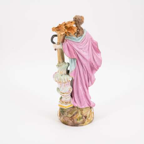PORCELAIN ALLEGORY OF SUMMER WITH LARGE BUNDLE OF EARS, SICKLE AND CROWN OF EARS ON ROCAILLE BASE - photo 3