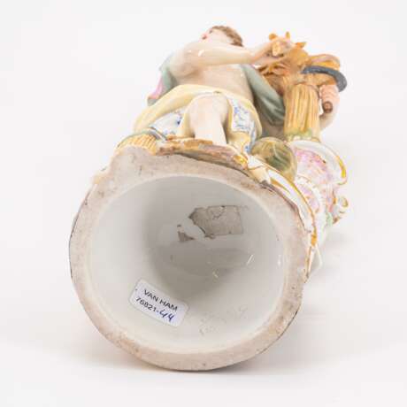 PORCELAIN ALLEGORY OF SUMMER WITH LARGE BUNDLE OF EARS, SICKLE AND CROWN OF EARS ON ROCAILLE BASE - Foto 5