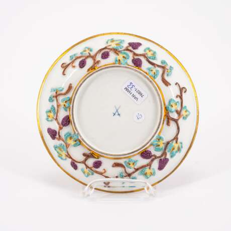 PORCELAIN TEA BOWL AND SAUCER WITH LANDSCAPE CARTOUCHES AND APPLIED VINE LEAVES DECOR - фото 2