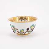 PORCELAIN TEA BOWL AND SAUCER WITH LANDSCAPE CARTOUCHES AND APPLIED VINE LEAVES DECOR - Foto 3
