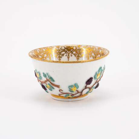 PORCELAIN TEA BOWL AND SAUCER WITH LANDSCAPE CARTOUCHES AND APPLIED VINE LEAVES DECOR - photo 5
