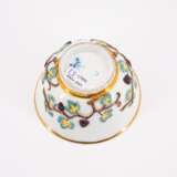 PORCELAIN TEA BOWL AND SAUCER WITH LANDSCAPE CARTOUCHES AND APPLIED VINE LEAVES DECOR - фото 7