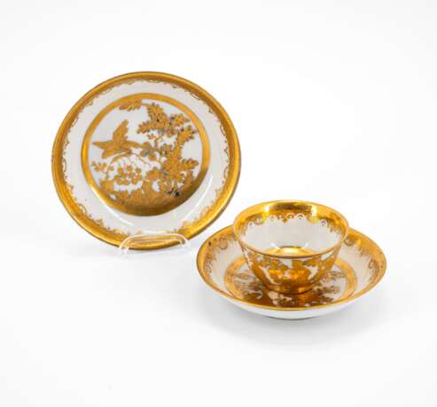 ONE PORCELAIN TEA BOWL AND TWO SAUCERS WITH DECORATED-OVER BIRD & ROCK DECORS - фото 1