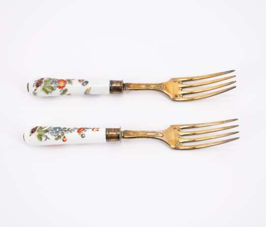 PORCELAIN AND GILT SILVER CUTLERY SET FOR TWO WITH KAKIEMON DECOR - photo 2