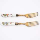 PORCELAIN AND GILT SILVER CUTLERY SET FOR TWO WITH KAKIEMON DECOR - Foto 2