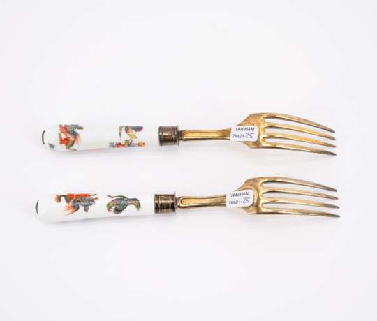 PORCELAIN AND GILT SILVER CUTLERY SET FOR TWO WITH KAKIEMON DECOR - Foto 3