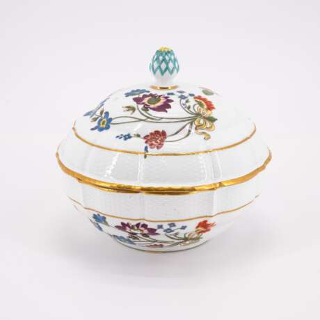 ROUND PORCELAIN TUREEN WITH BUTTERFLY DECOR AND CONE FINIAL - photo 2