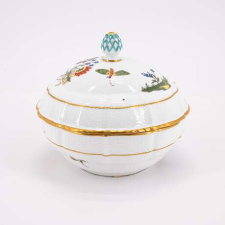 ROUND PORCELAIN TUREEN WITH BUTTERFLY DECOR AND CONE FINIAL - photo 3